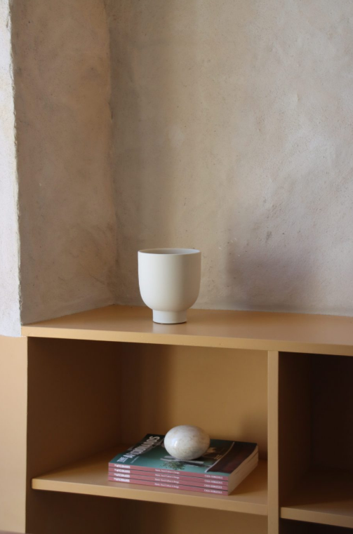 Small minimalist vase/pot
